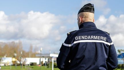 Un gendarme patrouille à Saint-Eulalie (Gironde), le 21 novembre 2015 (photo d'illustration). (MAXPPP)