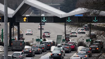 Des vacanciers sur l'A43 au niveau de Myans (Savoie), le 23 décembre 2017. (MAXPPP)