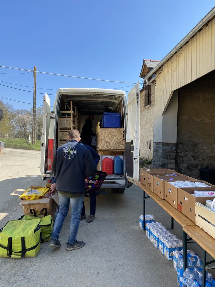 Thibaud et Claude-Eric, de l'association Irvin vérifient la liste de courses pour les répartir entre les personnes âgées. (FANNY LECHEVESTRIER / RADIO FRANCE)