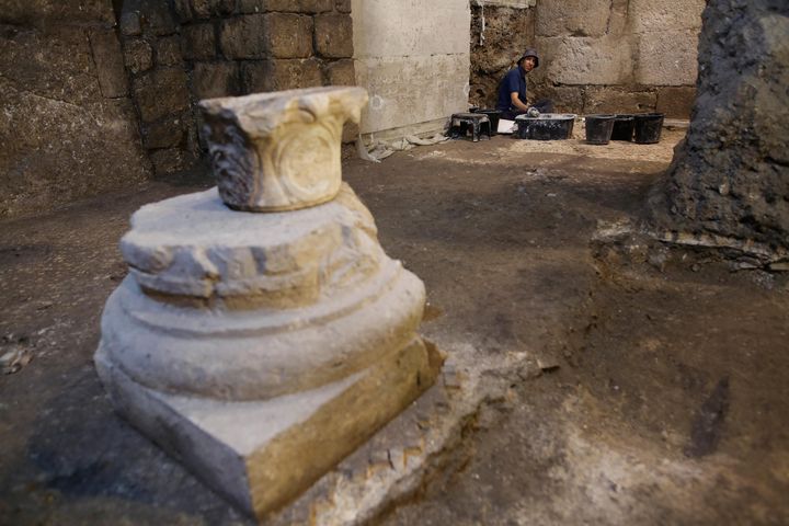 Un archéologue israélien travaille dans l'une des pièces souterraines mises au jour à Jérusalem, le 19 mai 2020. (XINHUA / MaxPPP)