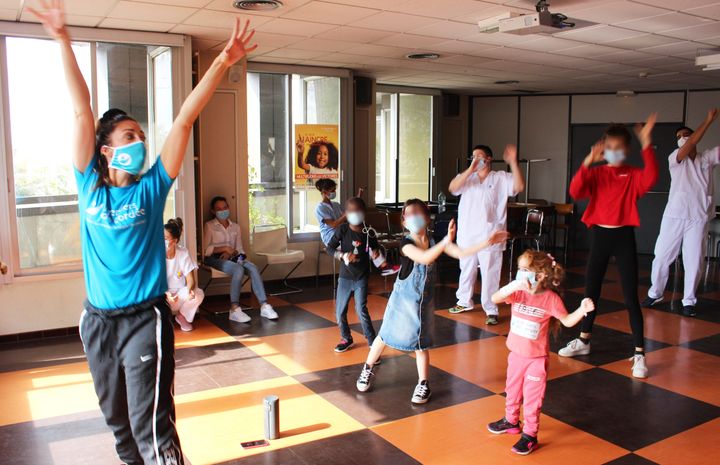 Même le personnel soignant veut suivre le cours de danse. 