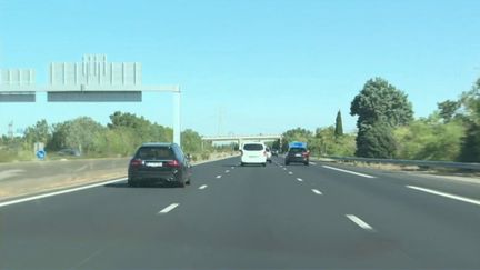 Les automobilistes sont très nombreux sur les routes ce qui donne lieu à des embouteillages samedi 30 juillet. Claire Pain fait le point sur la situation en duplex de la jonction de deux axes très empruntés, les autoroutes A7 et A9, dans le Vaucluse. (FRANCE 2)