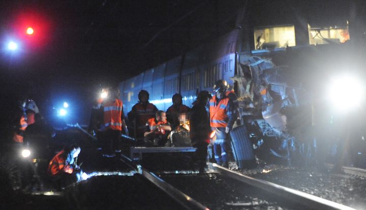 Les secouristes &eacute;vacuent les bless&eacute;s apr&egrave;s la collision entre un train et un poids lourd dans la Sarthe, le 15 octobre 2013. (JEAN-FRANCOIS MONIER / AFP)