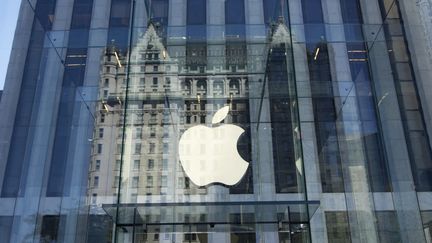 Le logo Apple à l'entrée d'une boutique sur la 5e avenue à New York, aux Etats-Unis, le 14 septembre 2016. (DON EMMERT / AFP)