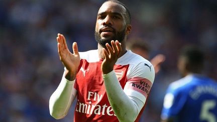 Le Français Alexandre Lacazette, joueur d'Arsenal, porte le maillot au slogan contesté. (AFP)