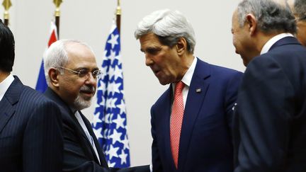 De gauche &agrave; droite, le ministre des Affaires &eacute;trang&egrave;res iranien Javad Zarif, le secr&eacute;taire d'Etat am&eacute;ricain John Kerry et le ministre des Affaires &eacute;trang&egrave;res fran&ccedil;ais Laurent Fabius se f&eacute;licitent de l'accord trouv&eacute; sur le nucl&eacute;aire iranien, le 24 novembre 2013 &agrave; Gen&egrave;ve (Suisse). (DENIS BALIBOUSE / REUTERS)