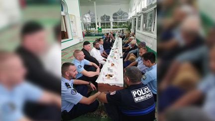 Des gendarmes et des policiers municipaux le 28 mai 2019 à la mosquée de Saint-Joseph, sur l'île de La Réunion, à l'occasion de la célébration de l'iftar pendant le ramadan. (JOHNY K'BIDI)