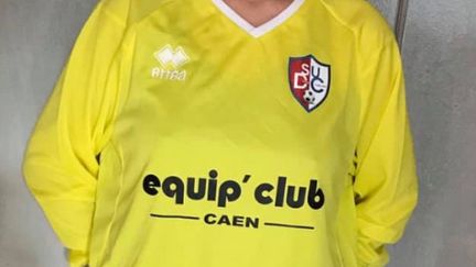 Capture d'écran du tweet annonçant le nouveau maillot jaune du club de foot amateur&nbsp;SU Dives-Cabourg, en soutien aux "gilets jaunes", le 14 décembre 2018.&nbsp; (SU DIVES CABOURG / TWITTER)