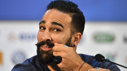 Le défenseur de l'équipe de France et de l'Olympique de Marseille, Adil Rami, le 4 juillet 2018, lors d'une conférence de presse à Istra (Russie). (YURI CORTEZ / AFP)