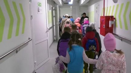 Guerre en Ukraine : à Kharkiv, une école sous la terre (Franceinfo)