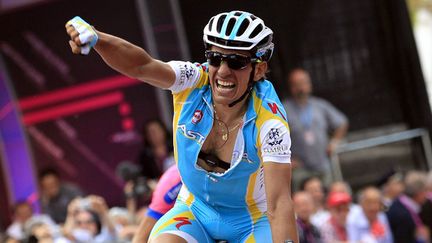 Paolo Tiralongo (Astana) devant Alberto Contador, 19e étape du Giro 27/05/2011. (LUK BENIES / AFP)