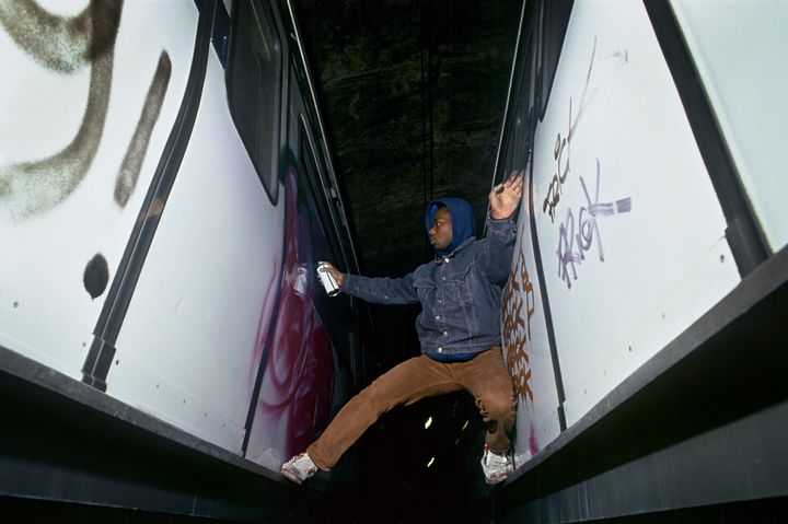 Un membre du&nbsp;groupe de tagueurs VEP (Vandales en puissance), qui s'introduisent dans un dépôt de métro après la fermeture pour taguer les wagons. Paris, France, 1991. (MAT JACOB)