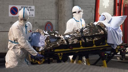 Un malade d'Ebola est transf&eacute;r&eacute; &agrave; Gen&egrave;ve (Suisse), le 21 novembre 2014. (GENEVA UNIVERSITY HOSPITAL (HUG) / AFP)