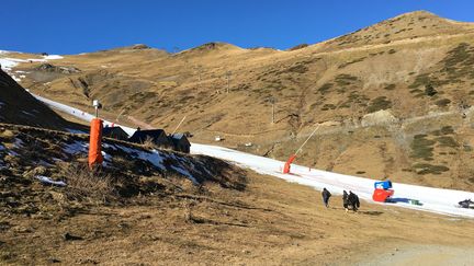 Manque de neige dans les Pyrénées début janvier 2019. Illustration sur la station de Saint-Lary, à 2 350 mètres d'altitude. (TOMMY CATTANEO / FRANCE-INFO)