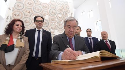 Le Secrétaire général de l'ONU, Antonio Guterres, signe le 1er avril 2019 le livre d'or du Musée national du Bardo à Tunis, où il se trouvait à l'occasion du sommet de la Ligue arabe. (FETHI BELAID / AFP)