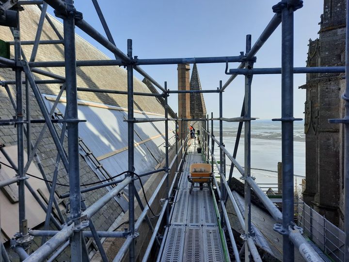 Une partie de l’abbaye, appelée la Merveille, est en cours de restauration&nbsp;au Mont Saint-Michel. (ANNE CHEPEAU / RADIO FRANCE)