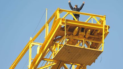 Serge Charnay, au sommet d'une grue sur un ancien chantier naval de Nantes (Loire-Atlantique), le 16 f&eacute;vrier 2013.&nbsp; (SALOM-GOMIS SEBASTIEN / SIPA)