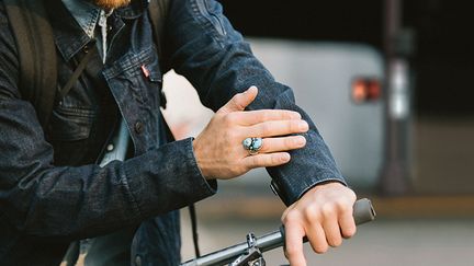 La veste connectée comporte une manche tactile, reliée au smartphone via Bluetooth. (DR)