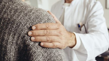 En France, la loi interdit "l'obstination déraisonnable" à l'égard d'un patient atteint d'un mal incurable. (WESTEND61 / WESTEND61 / AFP)