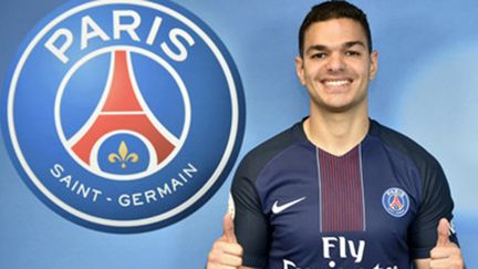 Hatem Ben Arfa avec le maillot de son nouveau club du PSG