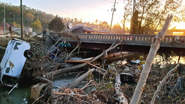 À Asheville, en Caroline du Nord, un mois après l'ouragan Helen, les dégâts sont toujours visibles. (BENJAMIN ILLY / FRANCEINFO / RADIO FRANCE)