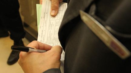 Une pp&eacute;ration de contr&ocirc;le des billets &agrave; la gare de Menton (Alpes-Maritimes), le 19 novembre 2011.&nbsp; (  MAXPPP)