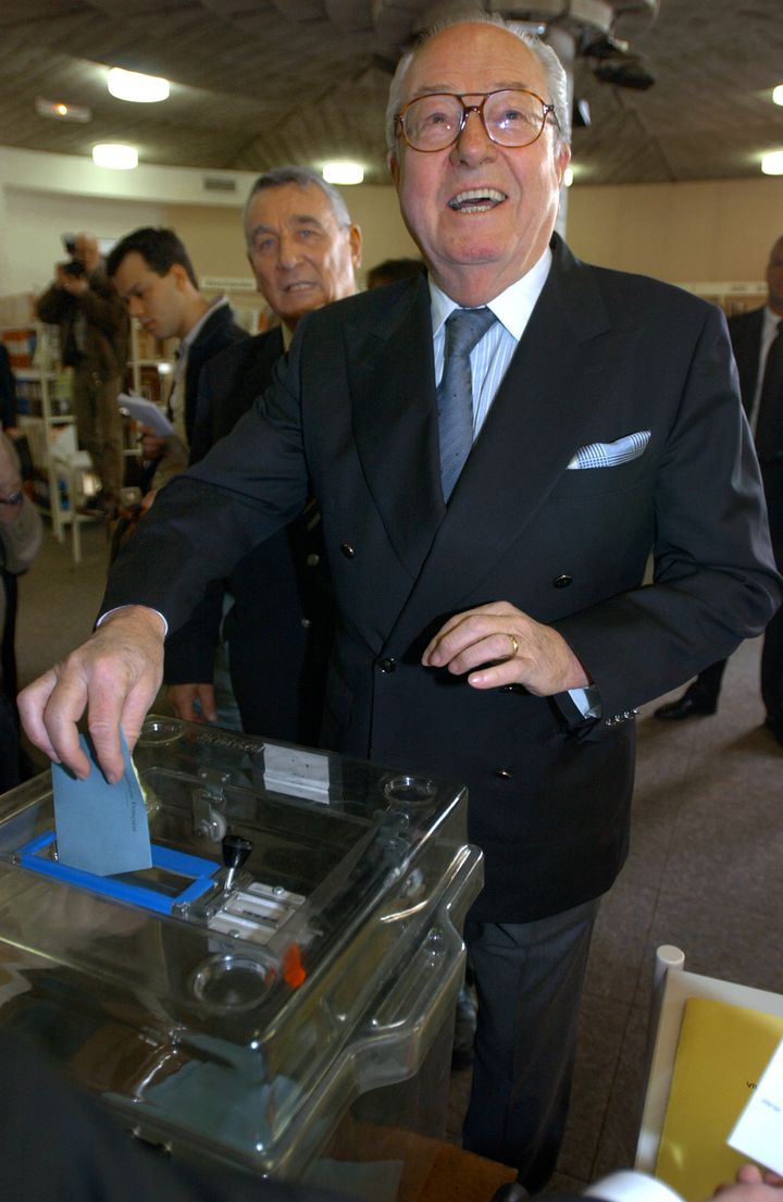 Jean-Marie Le Pen, président du Front national, dépose son bulletin de vote dans l'urne, le 21 avril 2002, à Saint-Cloud, lors du premier tour de l'élection présidentielle. (ERIC FEFERBERG / AFP)