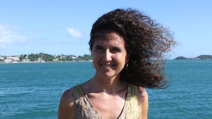 &nbsp; (Valérie Vattier, cheveux au vent, devant le port de Nouméa © Emmauel Langlois)