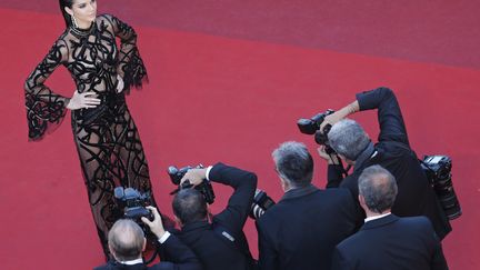 La mannequin Kendal jenner sur le tapis rouge du festival de Cannes s'apprête à assister à al projection du "Mal de pierres", le 15 mai 2016. (JEAN-PAUL PELISSIER / REUTERS)