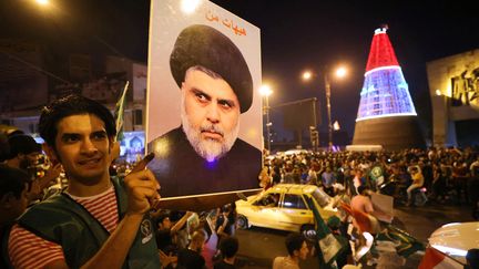 Des partisans du leader chiite&nbsp;Moqtada Al-Sadr fêtent sa victoire au soir des élections législatives le 11 octobre. (AHMAD AL-RUBAYE / AFP)