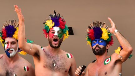 Des supporters italiens avant le match contre l'Angleterre au stade Amaz&ocirc;nia de Manaus (Br&eacute;sil), samedi 14 juin.&nbsp; (GIUSEPPE CACACE / AFP)