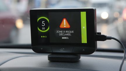 Un internaute a lancé un appel aux utilisateurs de Coyote, Waze ou d'applications similaires, pour qu'ils ne signalent pas les contrôles de police, après les attentats du 13 novembre 2015. (MAXPPP)