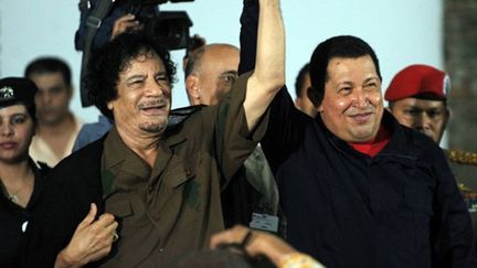 Le leader libyen Mouammar Kadhafi et le président vénézuélien Hugo Chavez au Venezuela (septembre 2009) (AFP / Juan Barreto)