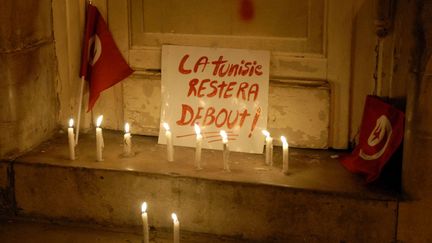 Hommage aux victimes de la tuerie du mus&eacute;e Bardo &agrave; Tunis (Tunisie), le 18 mars 2015. (SOFIENE HAMDAOUI / AFP)