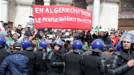 Tous les vendredis, depuis le mois de février, les manifestants envahissent Alger pour demander un changement de régime. (FAROUK BATICHE / ANADOLU AGENCY)