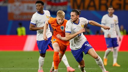 Adrien Rabiot poursuivi par Jerdy Schouten, lors de Pays-Bas - France à Leipzig, le 21 juin 2024. (ODD ANDERSEN / AFP)