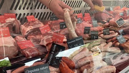 Le stand boucherie du marché de Lussac-les-Châteaux, dans la Vienne. (JEANNE DE BUTLER / RADIO FRANCE)