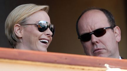 Alerte! La princesse Charl&egrave;ne de Monaco s'est coup&eacute;e les cheveux! Un nouveau look (pour une nouvelle vie?) qui ne semble pas r&eacute;jouir le prince... (ERIC GAILLARD / REUTERS)