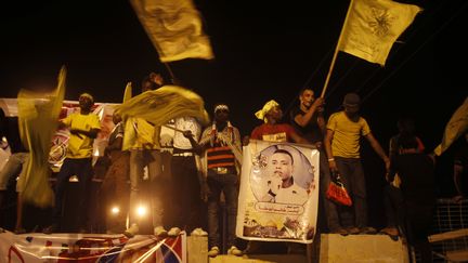 Des Palestiniens attendent l'arriv&eacute;e du bus transportant des prisonniers palestiniens lib&eacute;r&eacute;s par Isra&euml;l, au&nbsp;point de passage d'Erez, &agrave; l'entr&eacute;e nord de la bande de Gaza, le 13 ao&ucirc;t 2013. (MOHAMMED SALEM / REUTERS)