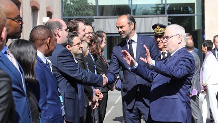 Le directeur de l'ENA, Patrick Gérard (à droite), reçoit le Premier ministre Edouard Philippe, le 18 mai 2018 à Strasbourg.&nbsp; (JEAN-MARC LOOS / MAXPPP)