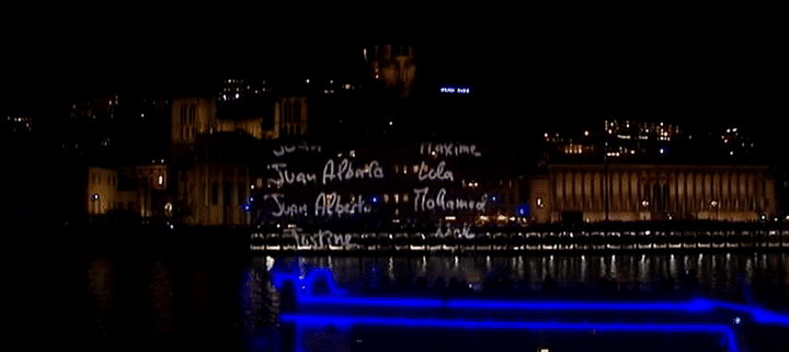 Les prénoms des victimes projetés sur les quais de Saône à Lyon
 (France 3 / Culturebox)