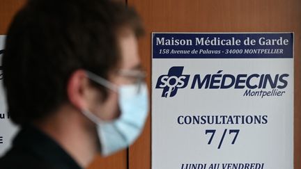 Un homme arrive dans un centre de SOS Médecins à Montpellier (Hérault), le 27 septembre 2021.&nbsp; (PASCAL GUYOT / AFP)