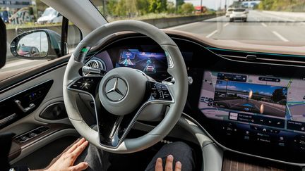 La Mercedes EQS fait partie des rares modèles homologués pour la conduite autonome de niveau 3. (CARSTEN KOALL / DPA)