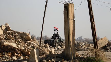 Les forces de sécurité irakiennes reprennent le contrôle de l'aéroport de Mossoul, le 23 février 2017. (ZOHRA BENSEMRA / REUTERS)