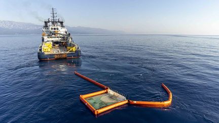 Un navire de la Marine nationale lutte contre la nappe d'hydrocarbure en Corse.&nbsp; (- / MARINE NATIONALE)