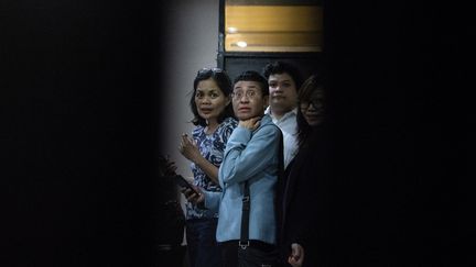 La journaliste Maria Ressa (au centre) à Manille (Philippines), le 14 février 2019. (NOEL CELIS / AFP)