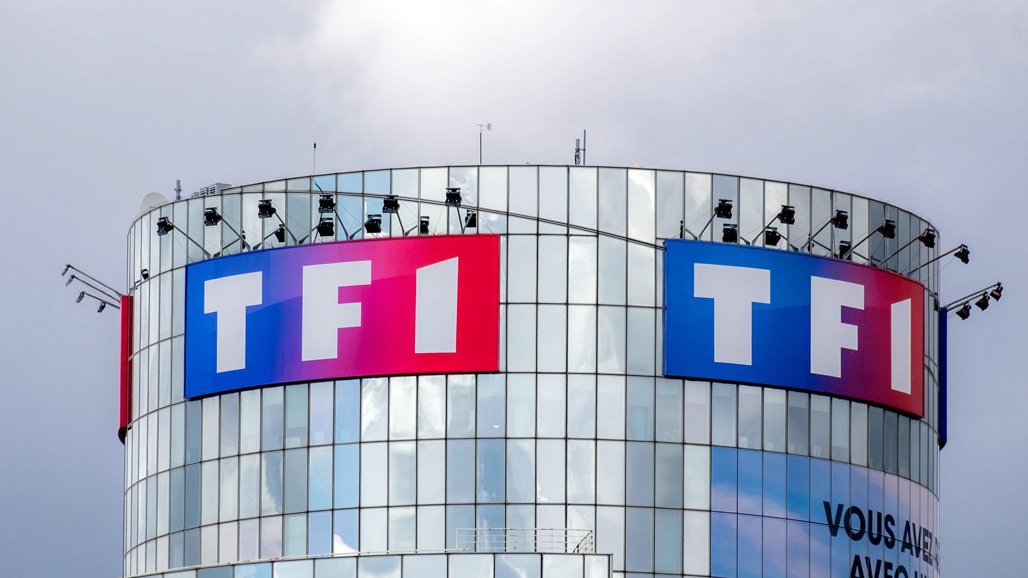 TF1 zal een klacht indienen tegen Canal + in het geschil tussen de twee kanalen