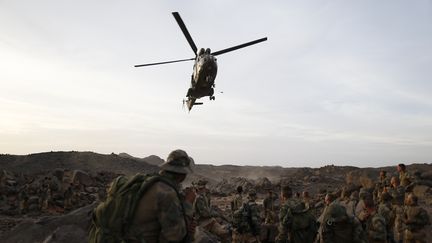 Un h&eacute;licopt&egrave;re Puma atterrit &agrave; proximit&eacute; de l&eacute;gionnaires fran&ccedil;ais, au Mali, le 17 mars 2013. (KENZO TRIBOUILLARD / AFP)