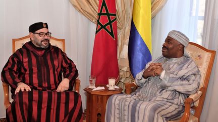 La photo officielle diffusée par Rabat après la visite du roi Mohamed VI au président Ali Bongo Ondimba, à l'hôpital militaire de la capitale marocaine, le 3 décembre 2018. (HANDOUT / MOROCCAN ROYAL PALACE)