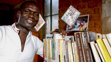 Le directeur de l'ONG ICCV, Simon Nacoulma, dans la bibliothèque construite par son association à&nbsp;Ouagadougou, Burkina Faso. (GODONG / BSIP)